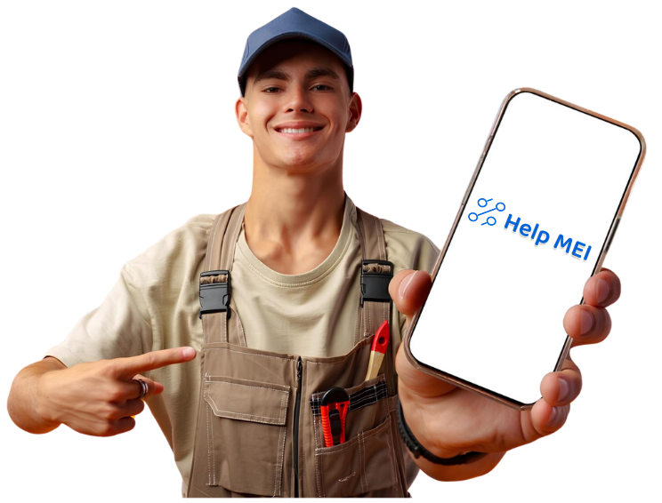 Trabalhador mostrando o HelpMei no celular